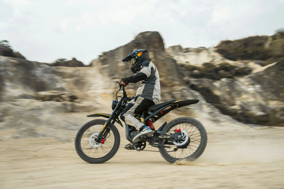 Electric dirt bike battery storage guide with a Zonveer ZX3 off-road bike